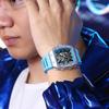 CURREN 8438 Nouvelle Montre Carrée Lumineuse pour Hommes Cadran Semi-Creux Auto Dateur Sport Casual Bracelet en Silicone Montres-bracelets