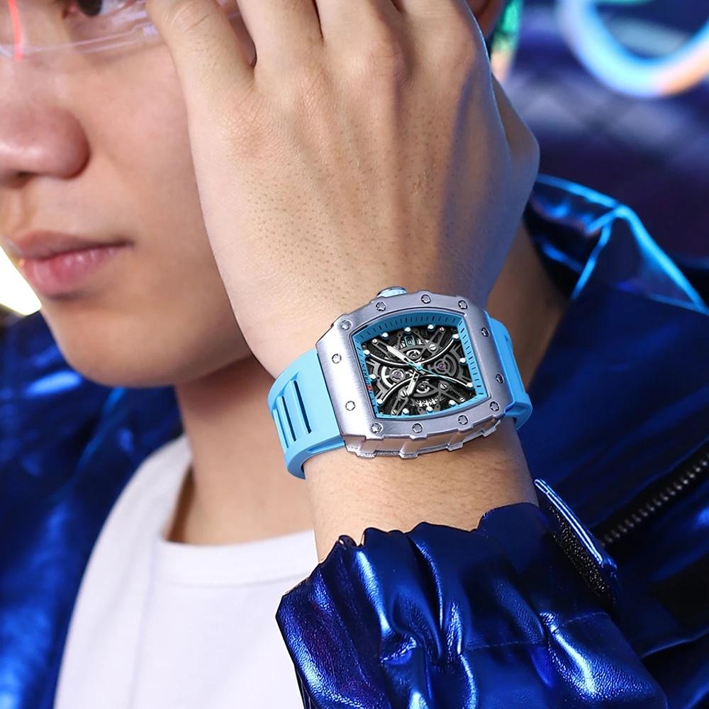 CURREN 8438 Nouvelle Montre Carrée Lumineuse pour Hommes Cadran Semi-Creux Auto Dateur Sport Casual Bracelet en Silicone Montres-bracelets