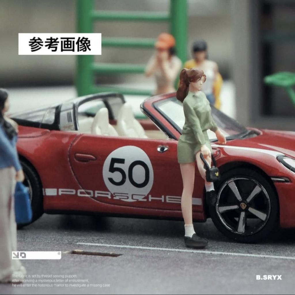 164 Scale Figure of a Girl In Casual Clothes, Miniskirt, and Green Bag, Model Kit, Diorama, Item Number 22223598 [Used]