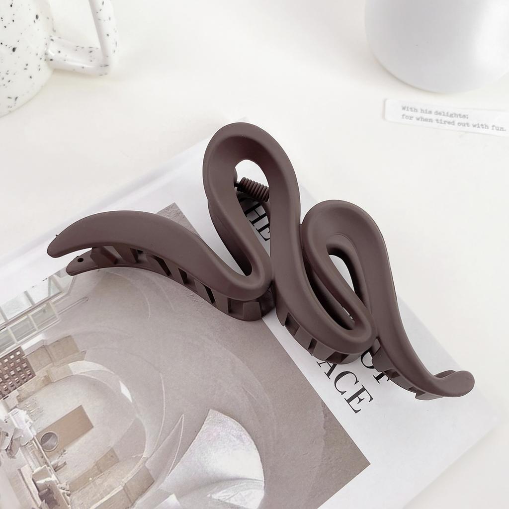 Einfarbige, gewellte Haarklammern aus Acryl mit gefrostetem Muster für Frauen, einfache, vielseitige Haifischklammer für den Hinterkopf, Haarschmuck mit französischem Temperament