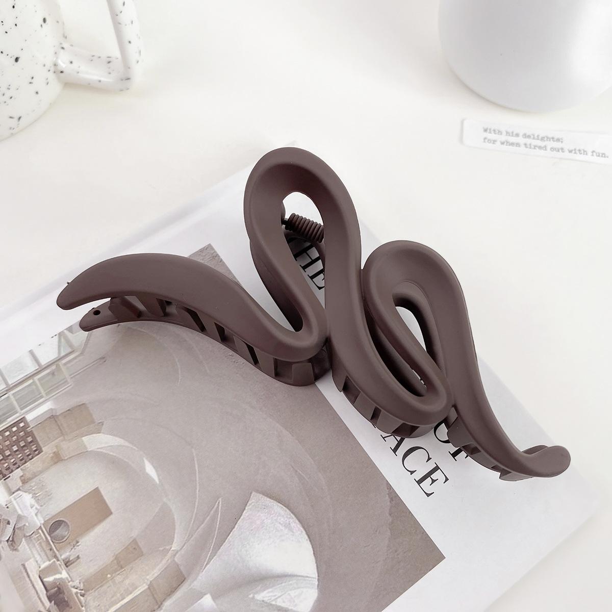 

Однотонные акриловые матовые волнистые заколки для волос для женщин, простые универсальные заколки в виде акулы для волос с заостренным кончиком, аксессуары для волос во французском стиле 1PCS темно-коричневого