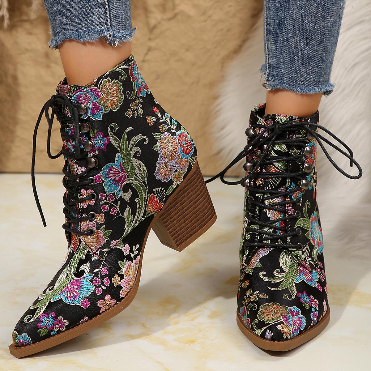 

Retro European beautiful women s boots winter new ethnic style pointed head thick heel lace-up embroidered short boots women s large size women s sho 43 чорний