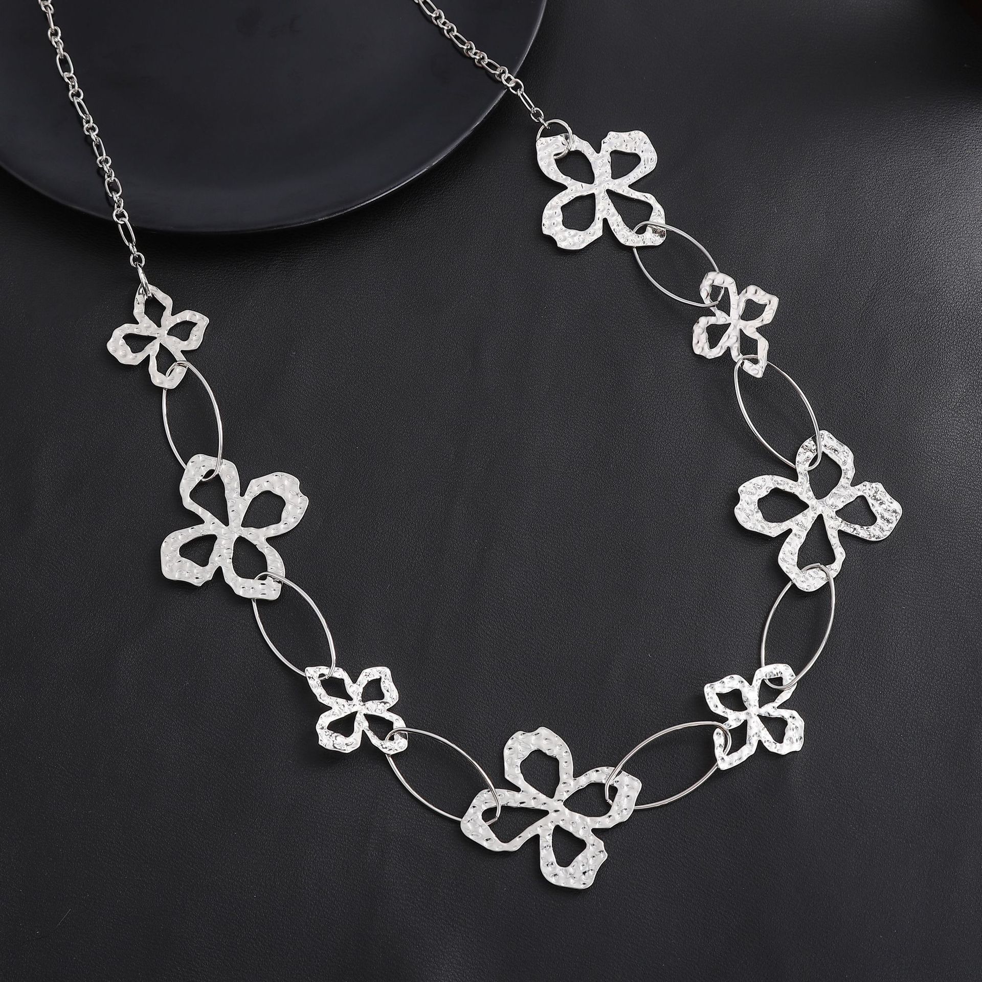 

Новое полое ожерелье из сплава в виде четырехлистного клевера, гальванизированное золотом и серебром, модное женское высококлассное ожерелье с длинной подвеской в виде лепестка