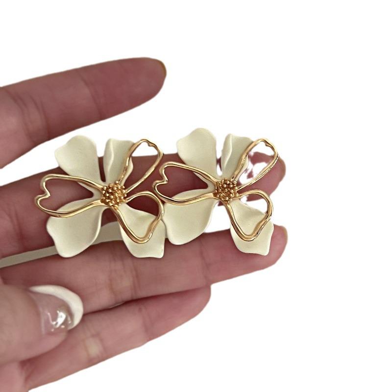 Silver Needle Retro Flower Stud Earrings - High-End Luxury Design for Women