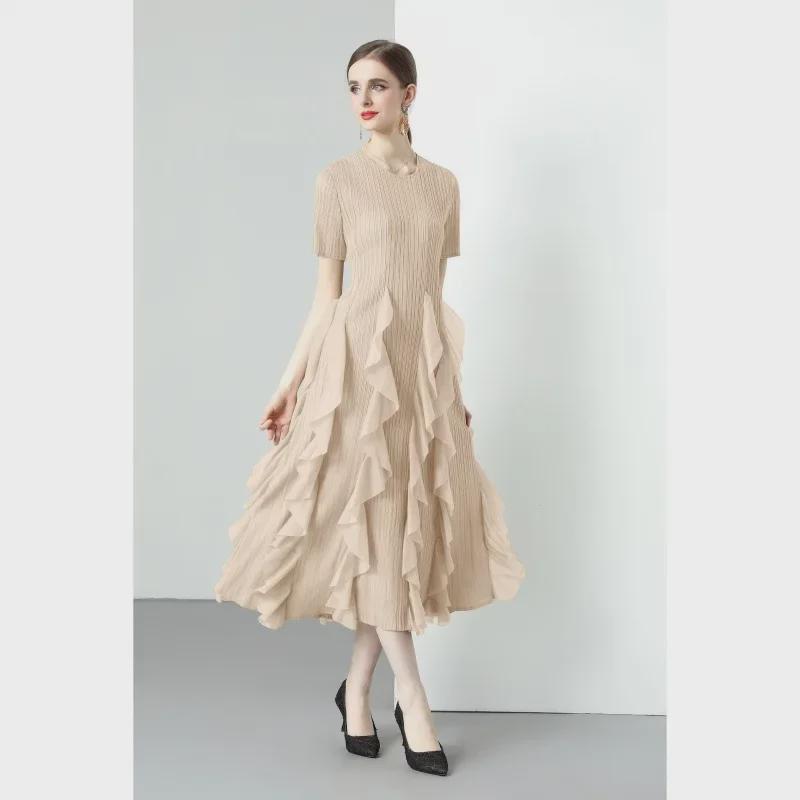 Miyake 2024 Plisowana sukienka z falbaną: Okrągły dekolt, Długie i krótkie rękawy, Wysoki stan, Wąski krój, Elegancki design