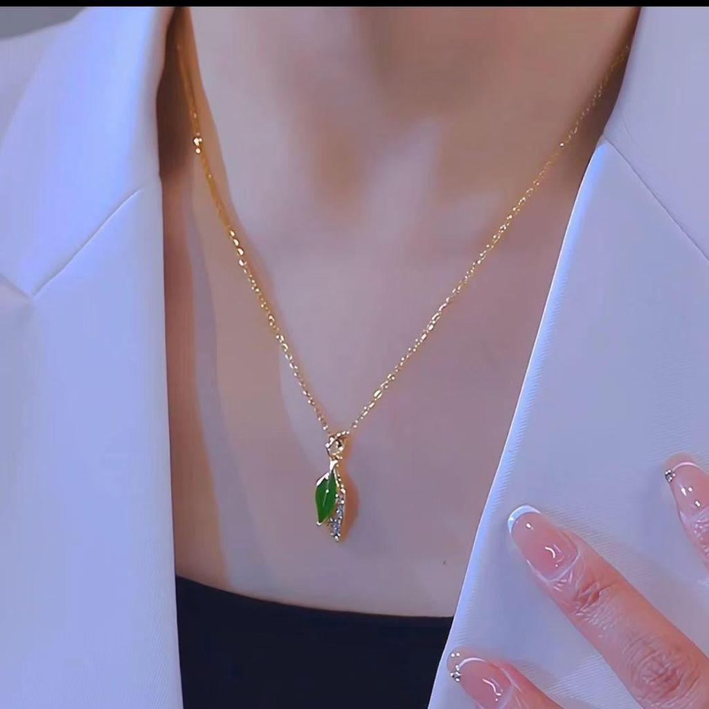 Retro Green Leaf Water Drop Pendant Necklace for Women - Colorfast Clavicle Chain Jewelry