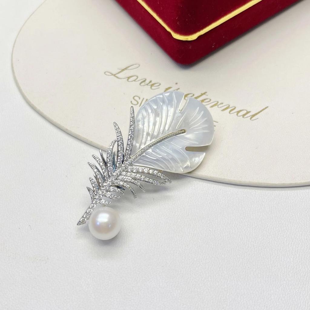 Fashion Crystal Shell Feather Brooch Pins For Women Luxury White Pearl Gold Color Party Wedding Gifts Clothing Accessories