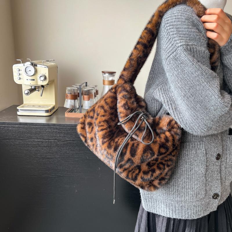 Autumn and winter leopard print plush bag 2025 new fashion shoulder bag high sense versatile casual underarm bag Mao Mao bag