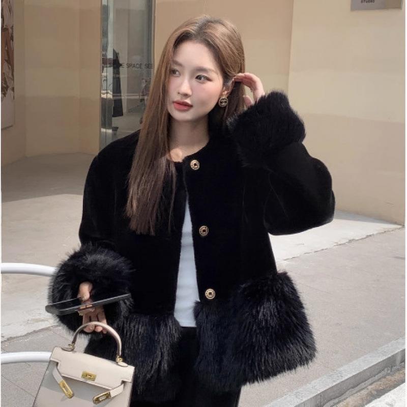 

Black leather coat women s winter new fluffy thickened warm light luxury imitation mink splicing coat XL чорний