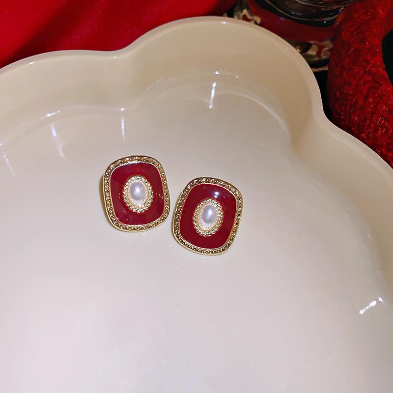 Autumn and Winter New Red Geometric Earrings Niche Personality High-end Earrings Fashion Versatile Design Earrings
