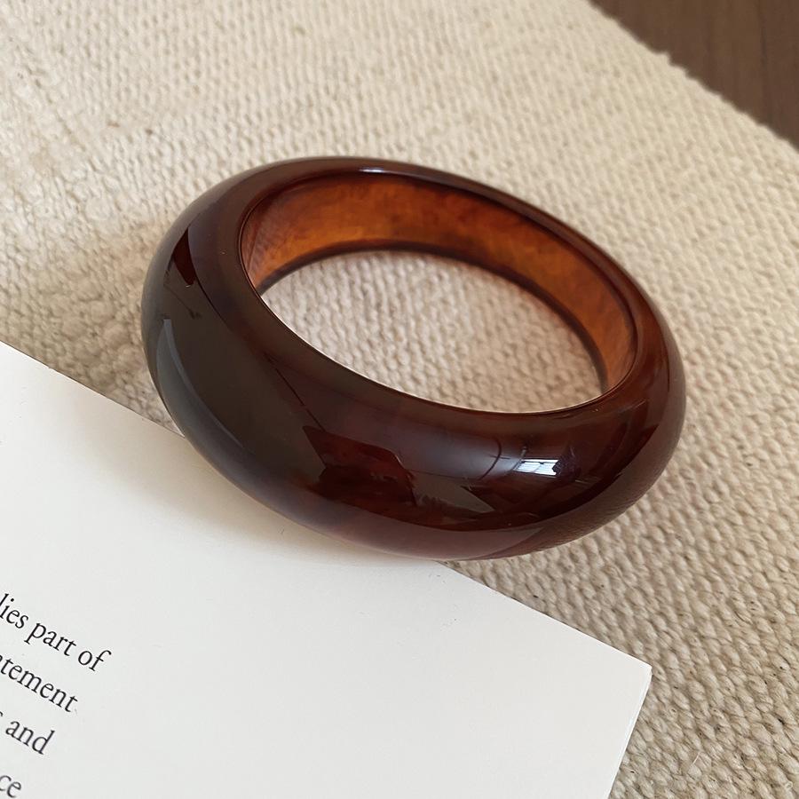 Unique Retro Resin Bracelet: Personalized Fashion Jewelry for Women