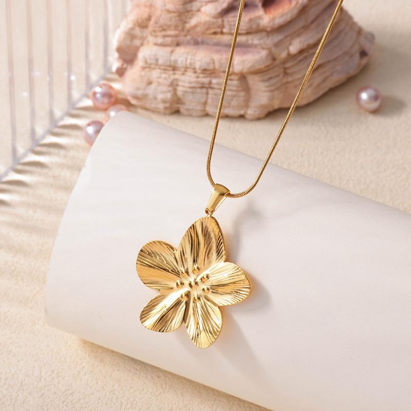 Vintage court style stainless steel large flower pendant necklace women's waterproof design necklace
