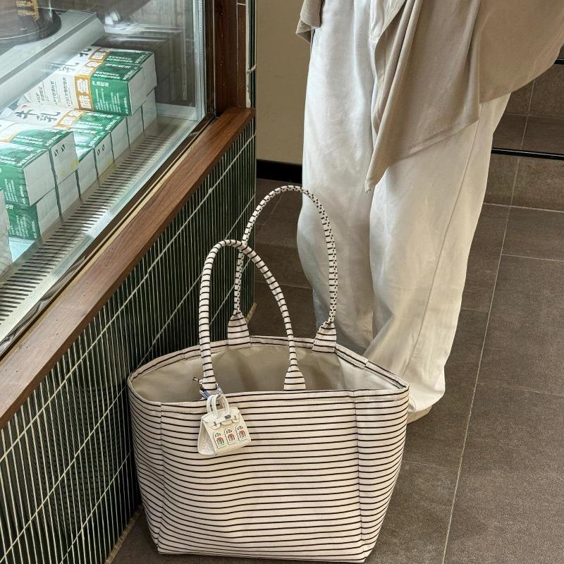 Koreanischer fauler Wind Streifen kontrastierende Farben, kleine frische Canvas-Tasche, große Kapazität für Schule Pendeln, hochwertiger ein Schulter-Tragetasche