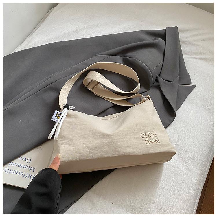 

Premium sense large capacity commuter messenger bag women s new cloth casual versatile shoulder pillow bag