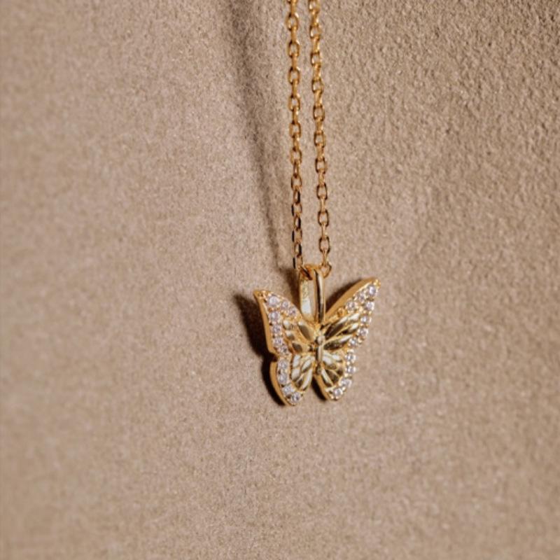 Celebrity-Inspired Dancing Butterfly Pendant Necklace – Elegant, Simple, and Versatile Clavicle Chain