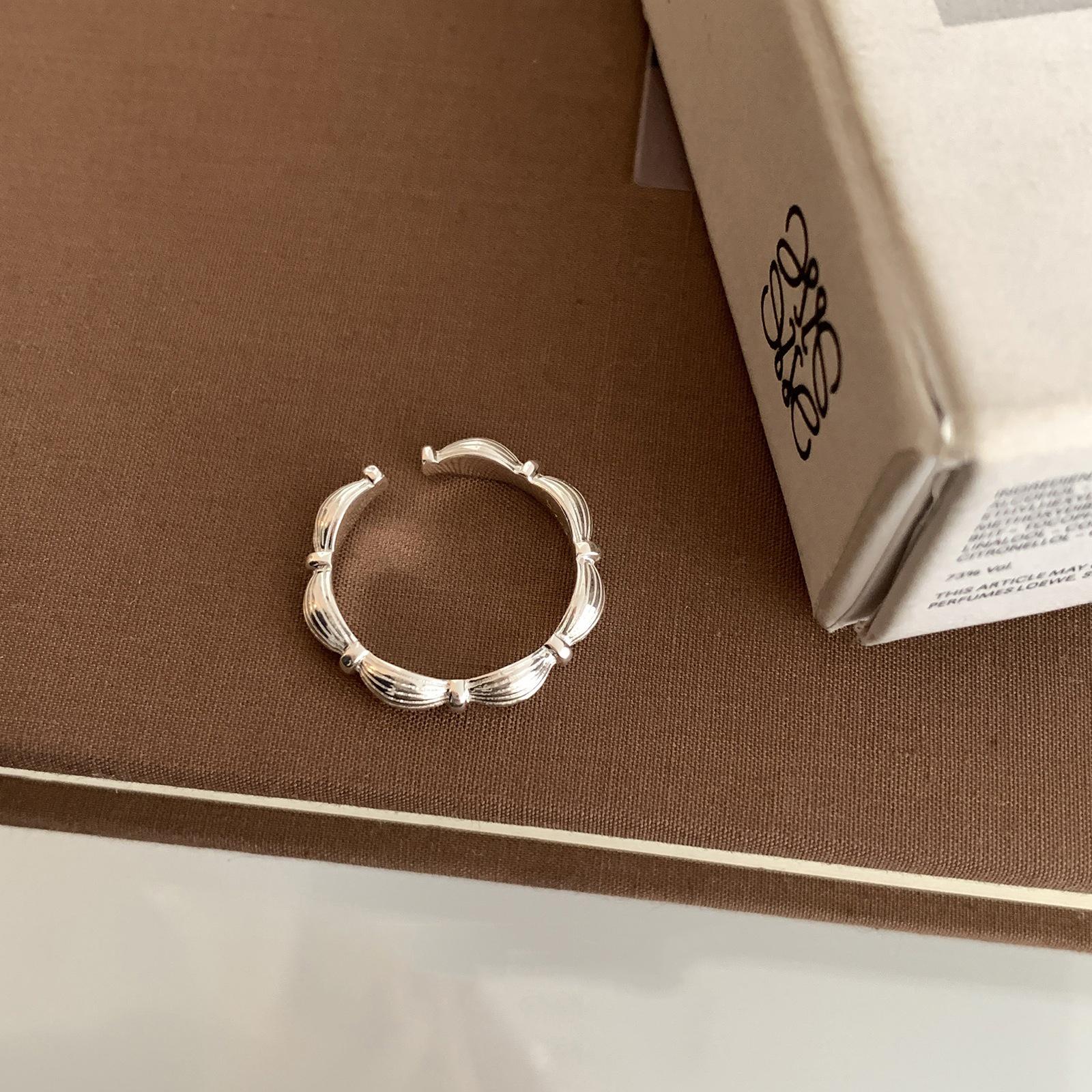 Women s Adjustable Textured Stripe Band Ring: Luxury, Versatile Index Finger Design