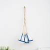 Rustikale Wanddekoration aus Holz im Küstenstil mit maritimen Strandmotiven, hängendem Ornament aus Juteseil, Seesternen, Meeresfischen und Segelboot – die perfekte Wanddekoration für Ihr Zimmer.