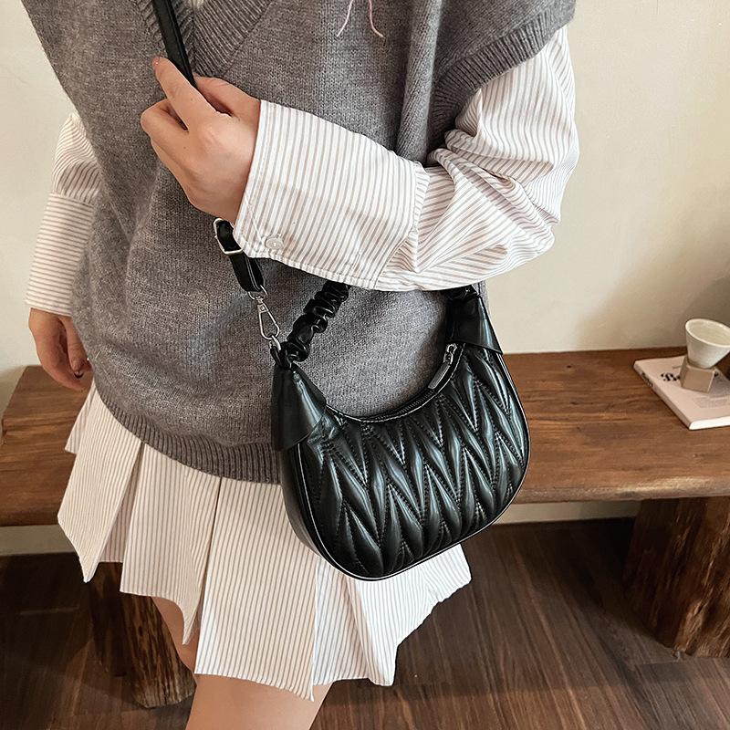 Módní plisovaná taška dámská 2025 jarní nová retro ležérní malá čtvercová taška jednoduchá taška přes rameno