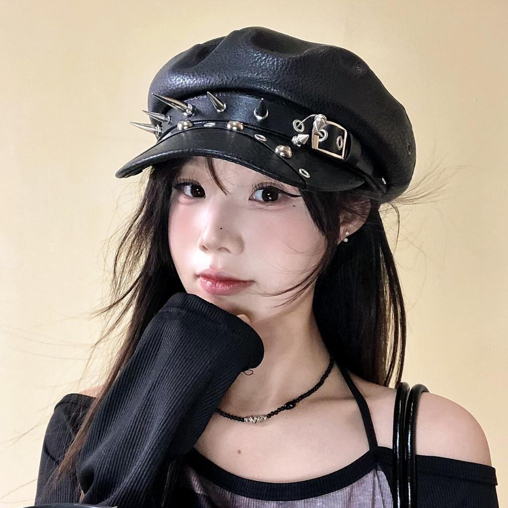 Cappello Militare Gotico Punk in Ecopelle con Borchie e Rivetti Cappello da Cadetto con Fibbia e Cinturino Cappello da Capitano Biker Retrò per Cosplay Festa Rock