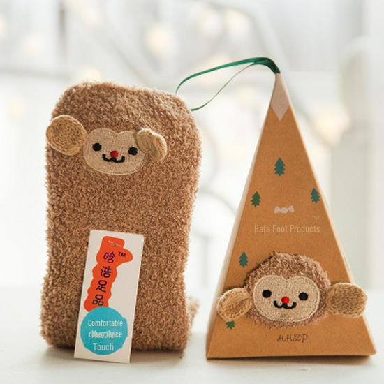 Calcetines Navideños Acogedores de Forro Polar de Coral: Bordado de dibujos animados 3D grueso, Forro polar en la mitad lateral, Ideal para el hogar