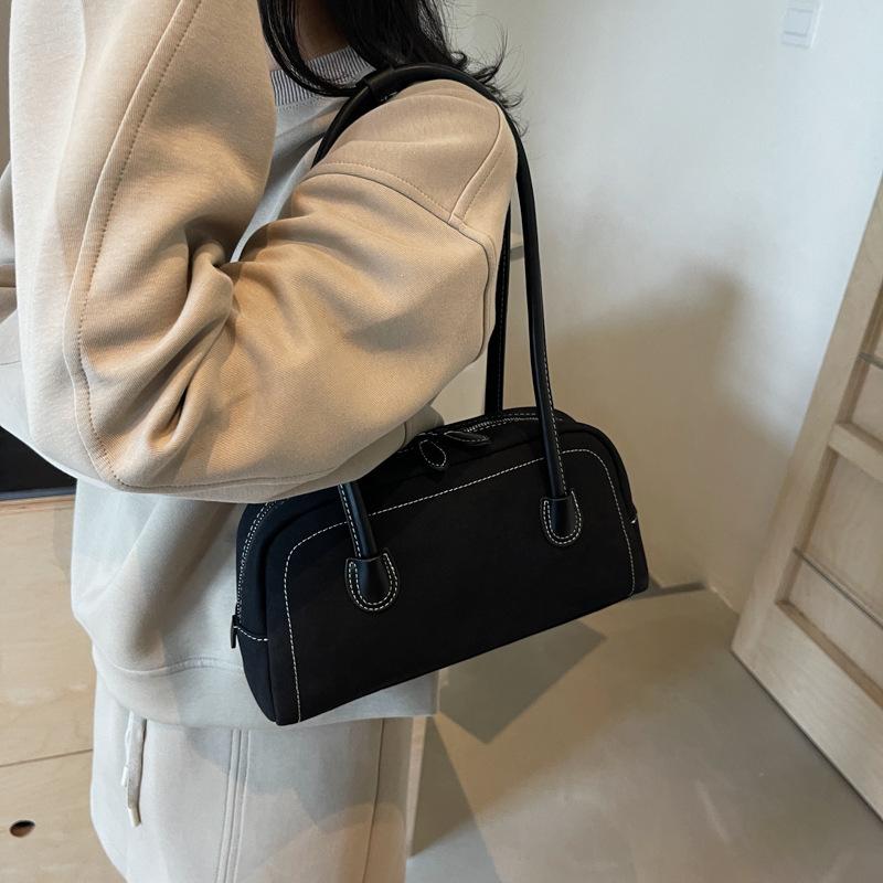 Vintage matte suede hand-held pillow bag women's 2026 new niche design underarm commuter shoulder bag