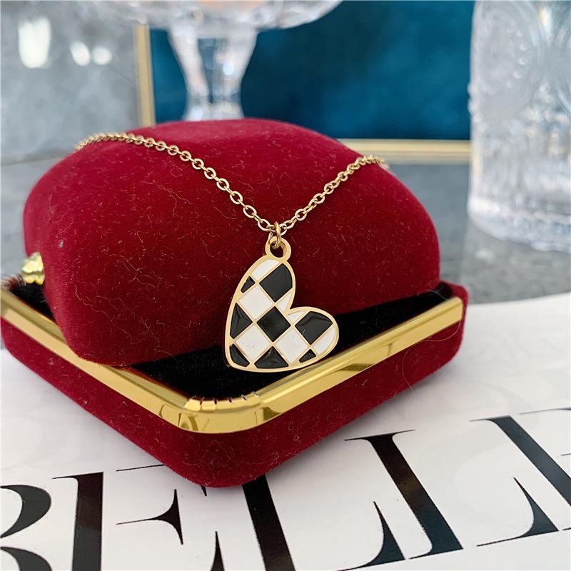 Chic Black & White Plaid Heart Titanium Steel Necklace for Women - Trendy European & American Fashion Jewelry 