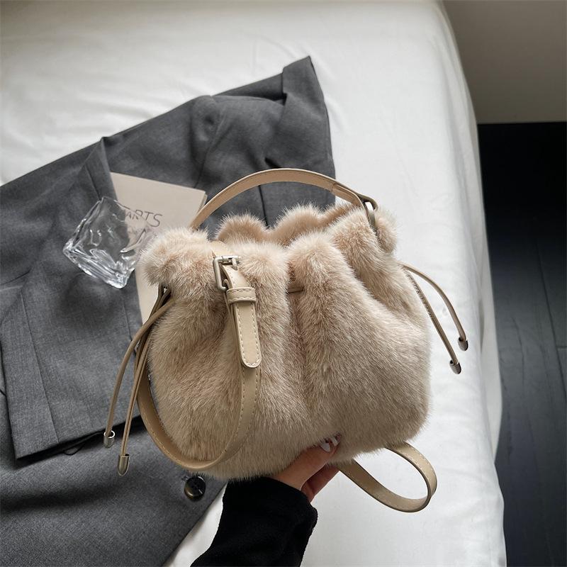 Women Plush Faux Fur Bucket Bag Cute Drawstring Crossbody Bag With Leather Handle Winter Soft Folding Design Shoulder Phe Bag