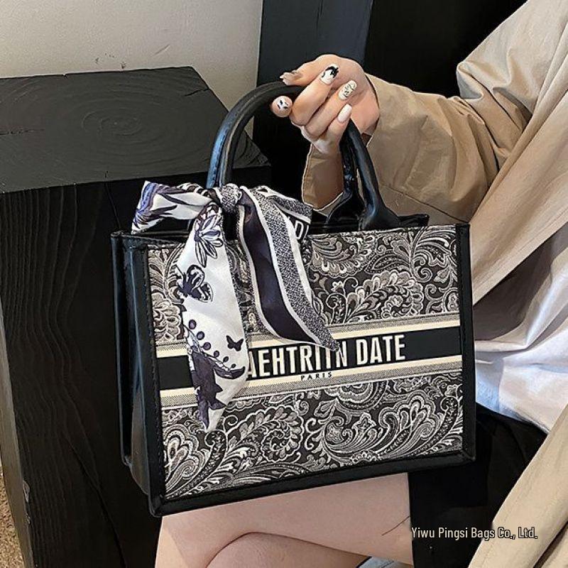 2025 Neue Damen Exquisite Dreidimensionale Tragetasche mit Hartem Boden - Unterarm-Schultertasche, Perfekt für die Uni oder zum Pendeln