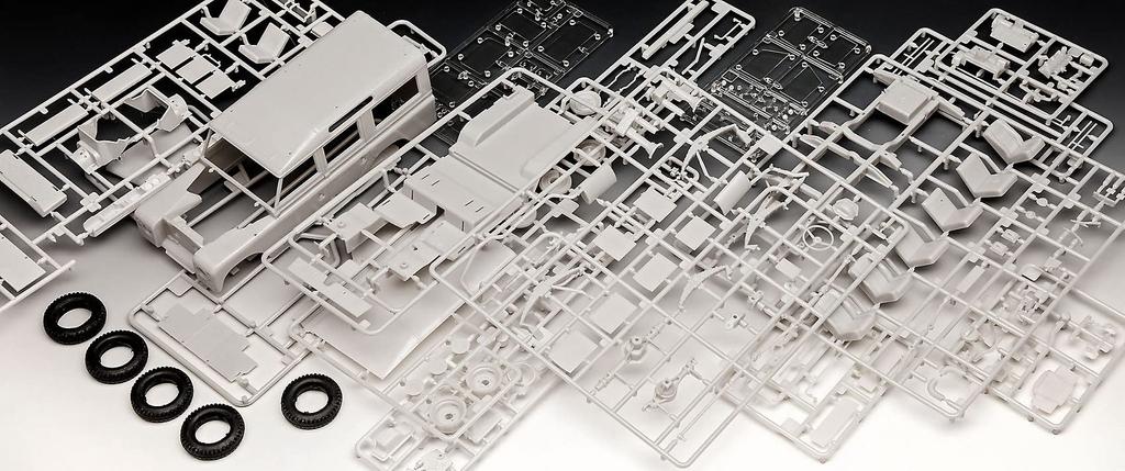 German Revell Land Rover Series III Plastic Model 07047 1/24