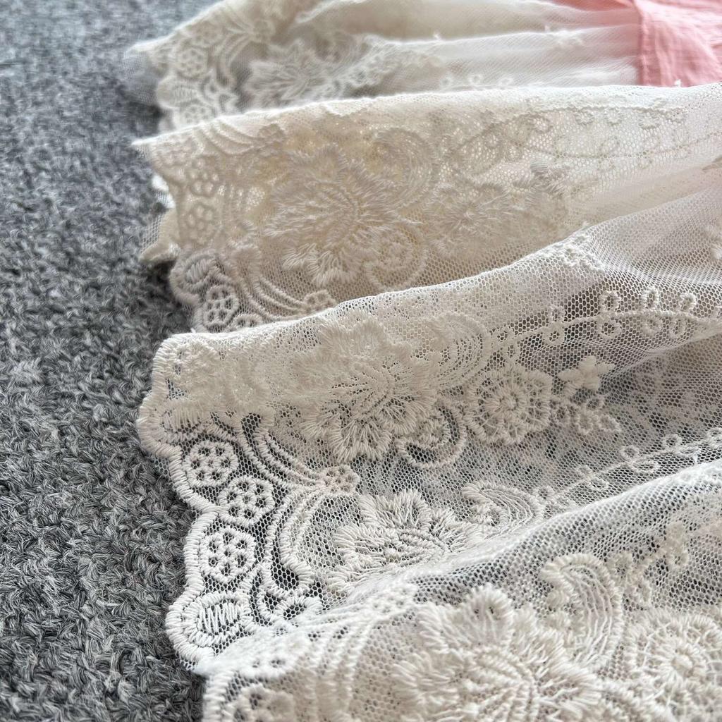 Sladké dámské šaty s výstřihem do V, dlouhými lampionovými rukávy, bandážovaným řaseným pasem, vsazovanou krajkou, volné áčkové šaty