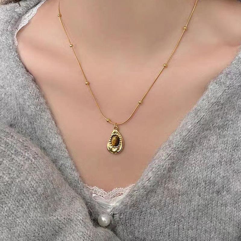 New Irregular Maillard Tiger Eye Necklace with Titanium Steel Plated 18k Gold, Versatile Style Sweater Chain with Collar Bone for Women