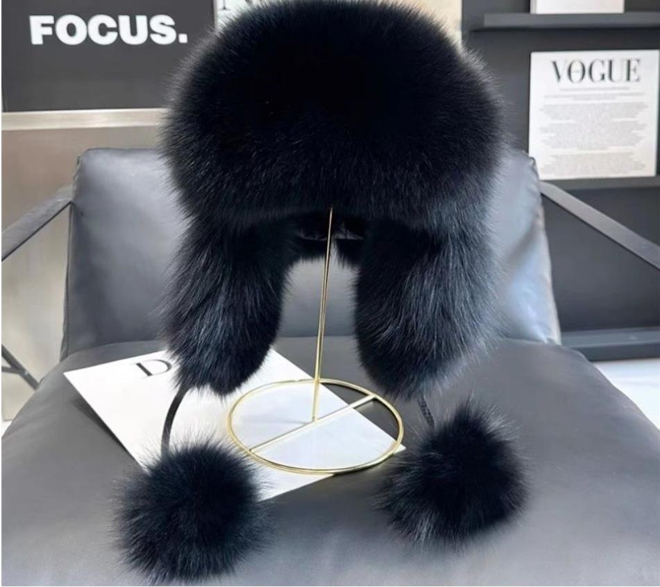 

Женская шапка-бомбер из меха лисы с защитой ушей для активного отдыха и катания на лыжах чёрный