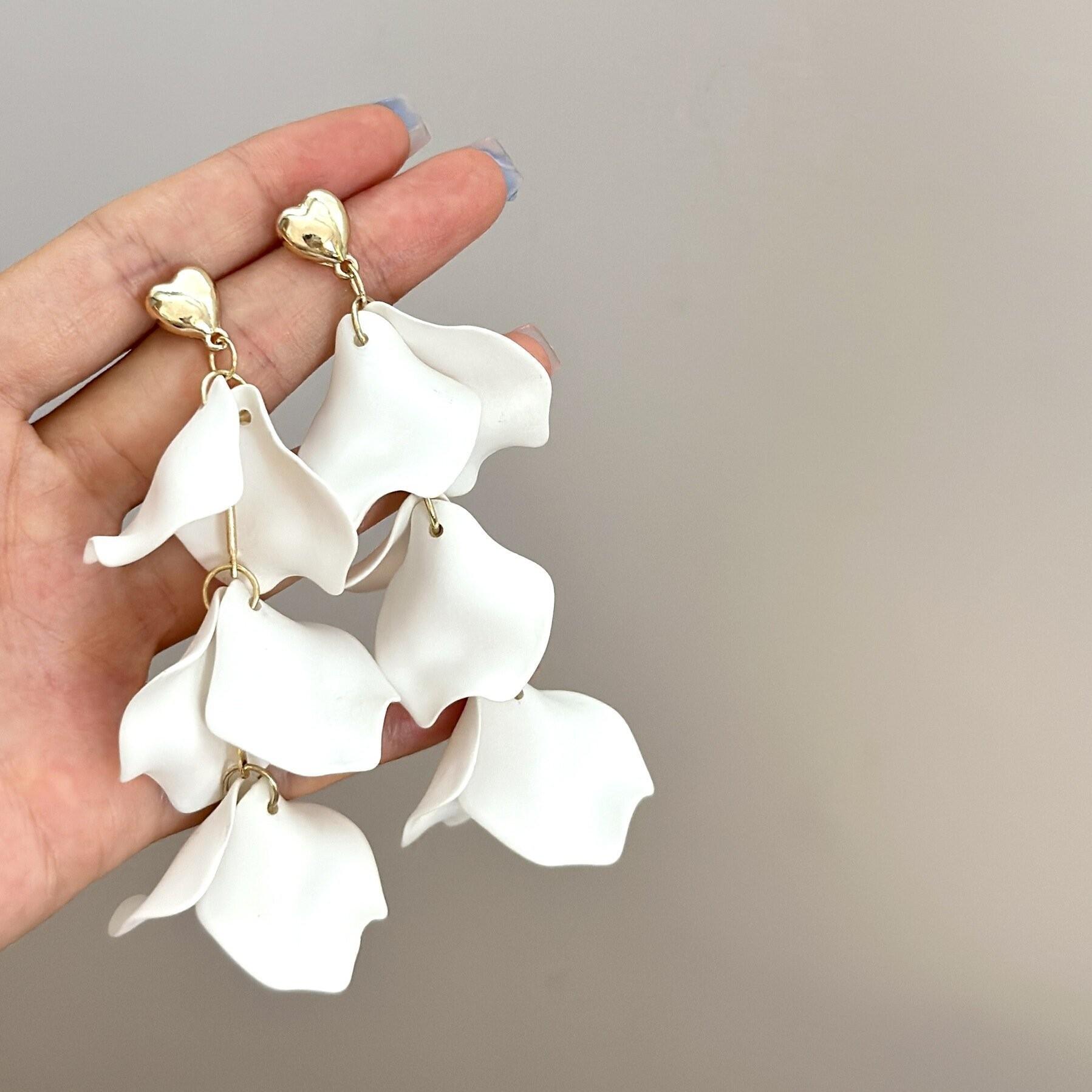 

French white exaggerated petals high-end retro earrings women s earrings niche design love studs