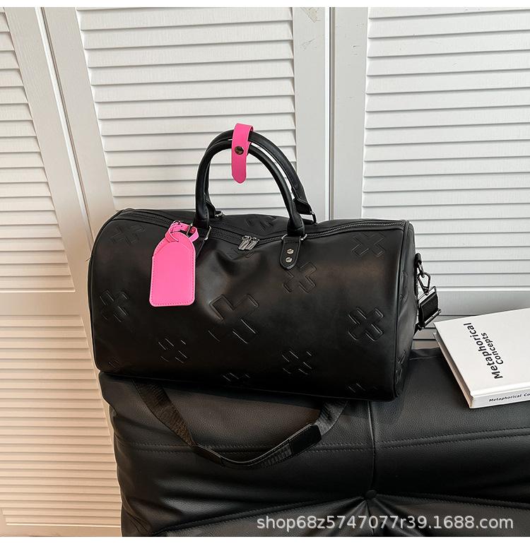 

Дорожная сумка женская большой вместимости 2025 новая модная сумка для ручной клади с тиснением из ПУ корейская версия сумка-мессенджер спортивная фитнес-сумка чёрный