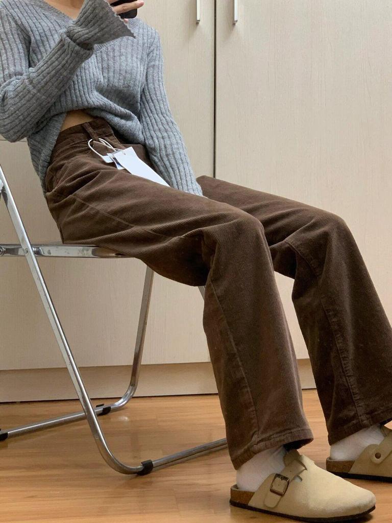 Damen-Cordhose mit hohem Bund und weitem Bein in Kaffeebraun – figurformend, Retro, samtgefüttert, perfekt für Herbst und Winter.