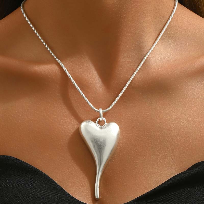 Vintage Metal Brushed Heart Pendant Necklace For Women Fashion Silver Color Irregular Heart Shaped Long Sweater Chain Jewelry серебряный