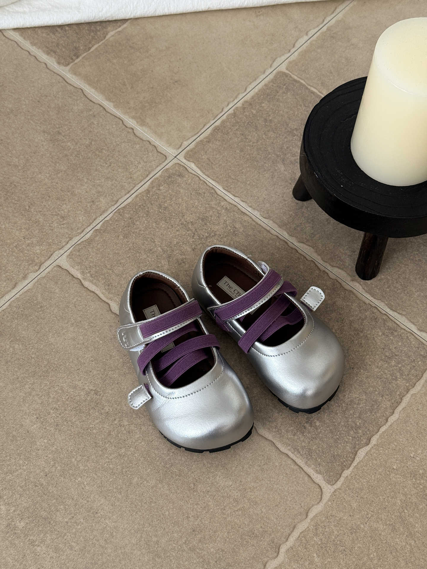 

XSHX girls princess shoes Alai style cross strap Velcro wide head Wenzhou classmate ballet style retro autumn new 25