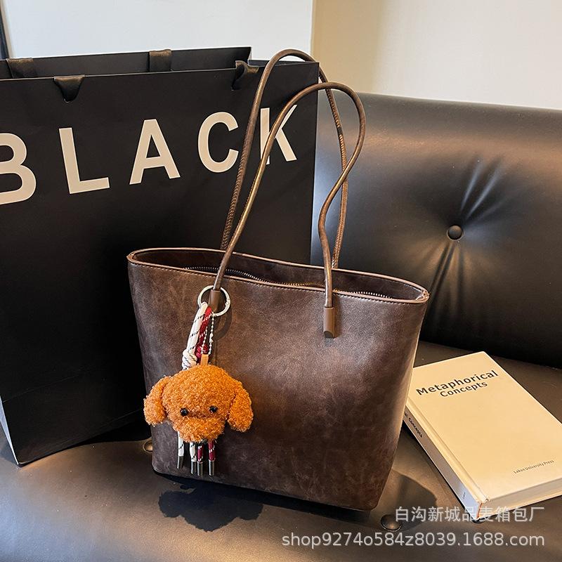 

This year, large-capacity simple bucket bags are popular for women s 2025 new autumn and winter fashionable retro shoulder commuter bags. кофейный