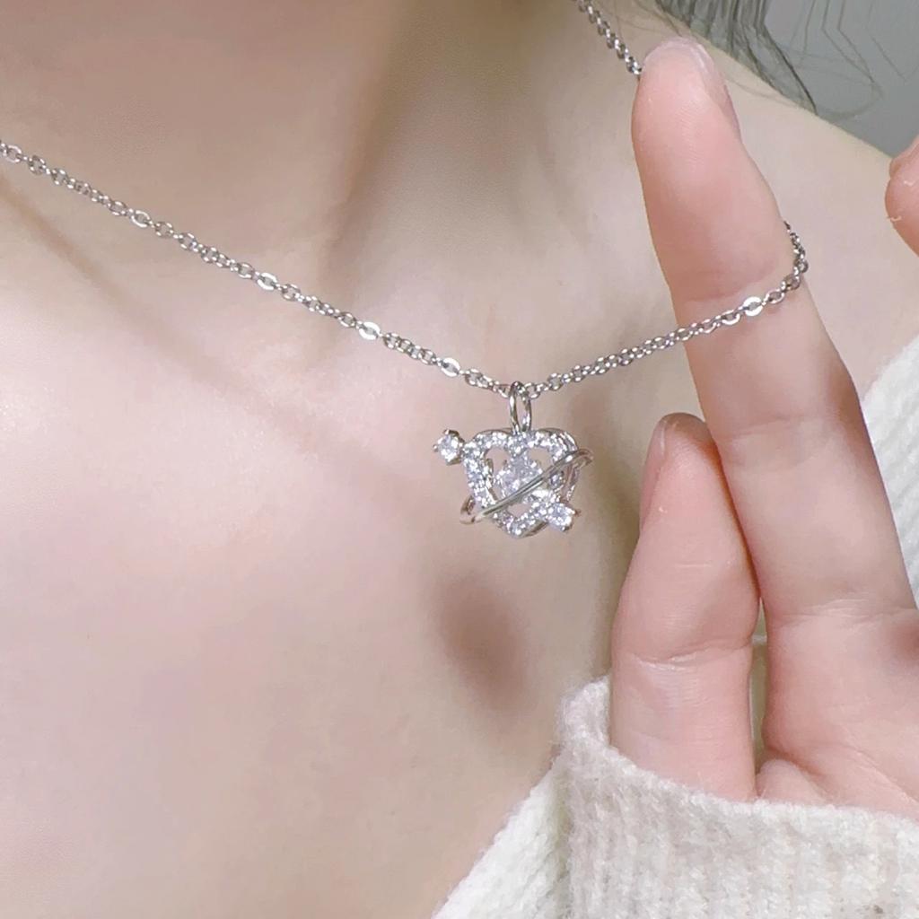 A Shot of The Heart-piercing Necklace for Women with A Niche Design and Sweet and Exquisite Temperament
