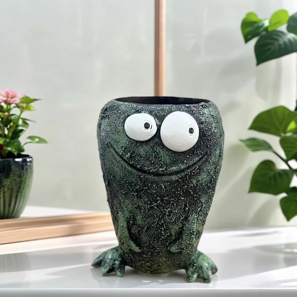 Creative Frog Figurine Resin Funny Expression Statue for Garden Decor, Novelty Home Patio Yard Planter Ornament, Cute Whimsical Frog Sculpture
