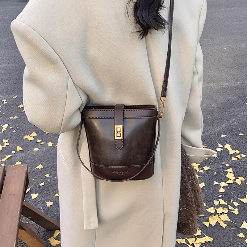 Autumn and Winter Retro Tote Bag Women's 2025 New High-end Handbag Versatile Niche Design Single Shoulder Oblique Span Bag