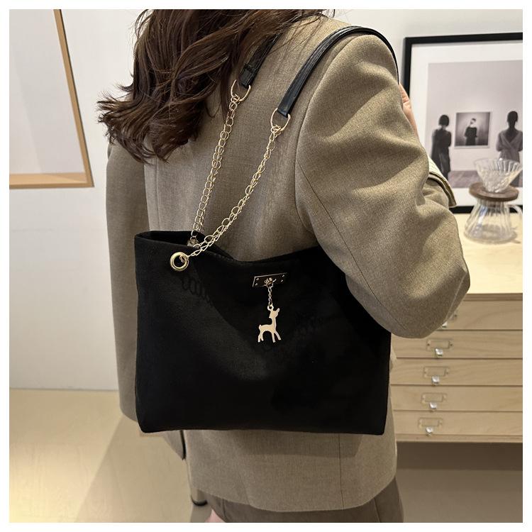 Vintage Commuter Style Chain Shoulder Bag 2026 Winter New Fashion Ins Armpit Bag Tote Bucket Bag for Women