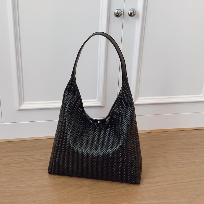 

Woven underarm bag women s new simple shoulder bag large-capacity commuter tote bag чёрный