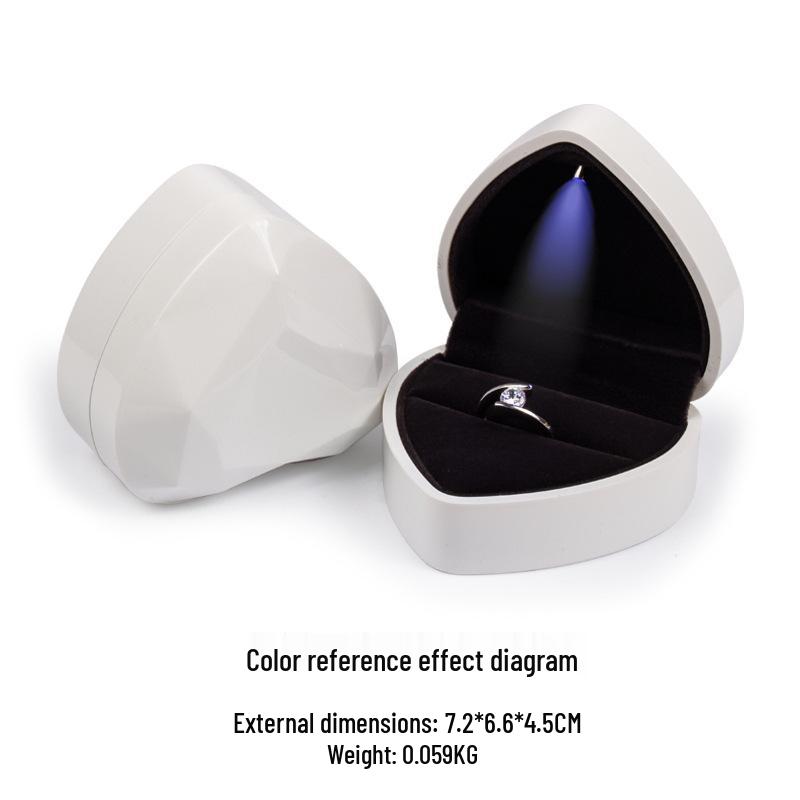 Elegant hjerteformet smykkeskrin med LED-lys for ring eller halskjede.