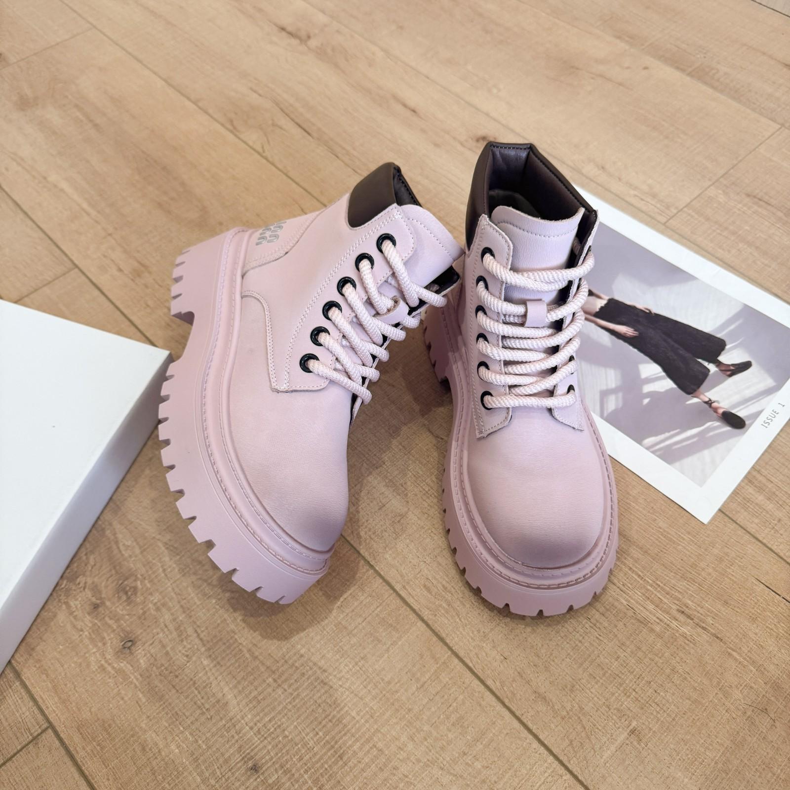 

Модные женские ботильоны 2025 Новые осенне-зимние одинарные ботинки Толстая подошва Мягкая кожа Плюс бархат Британский стиль Мотоциклетные ботинки 35 розовый