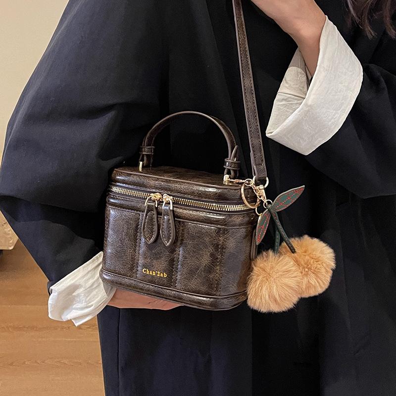 This year, popular small bags are women's autumn and winter versatile fashionable retro shoulder messenger bags, portable bucket bags.