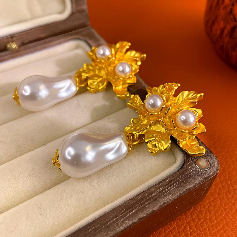 European and American popular irregular metal flower pearl stud earrings French fresh and unique commuter versatile ear jewelry