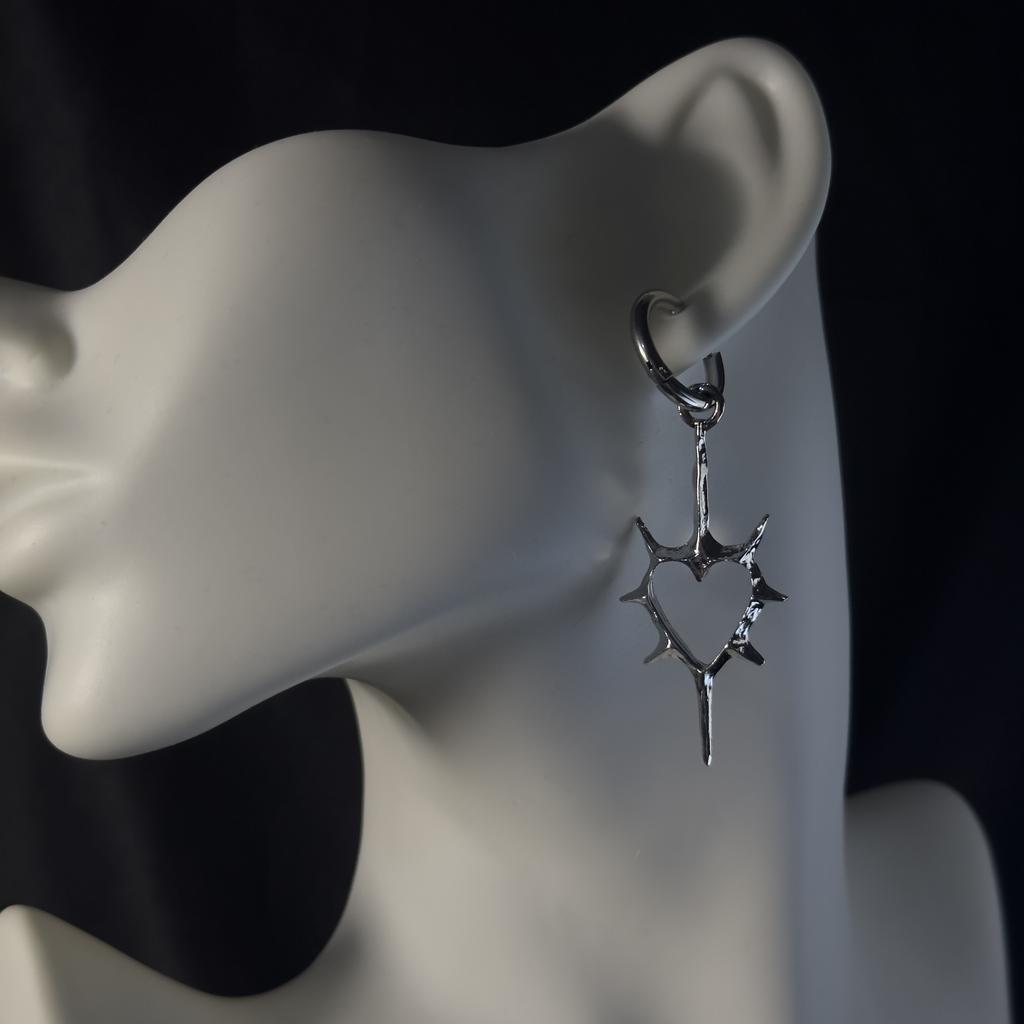 1 Pair Of Retro Gothic Style Thorn Heart Design Earrings, Heart-Shaped Earrings With Spikes, Neutral Earrings Holiday Party Gift