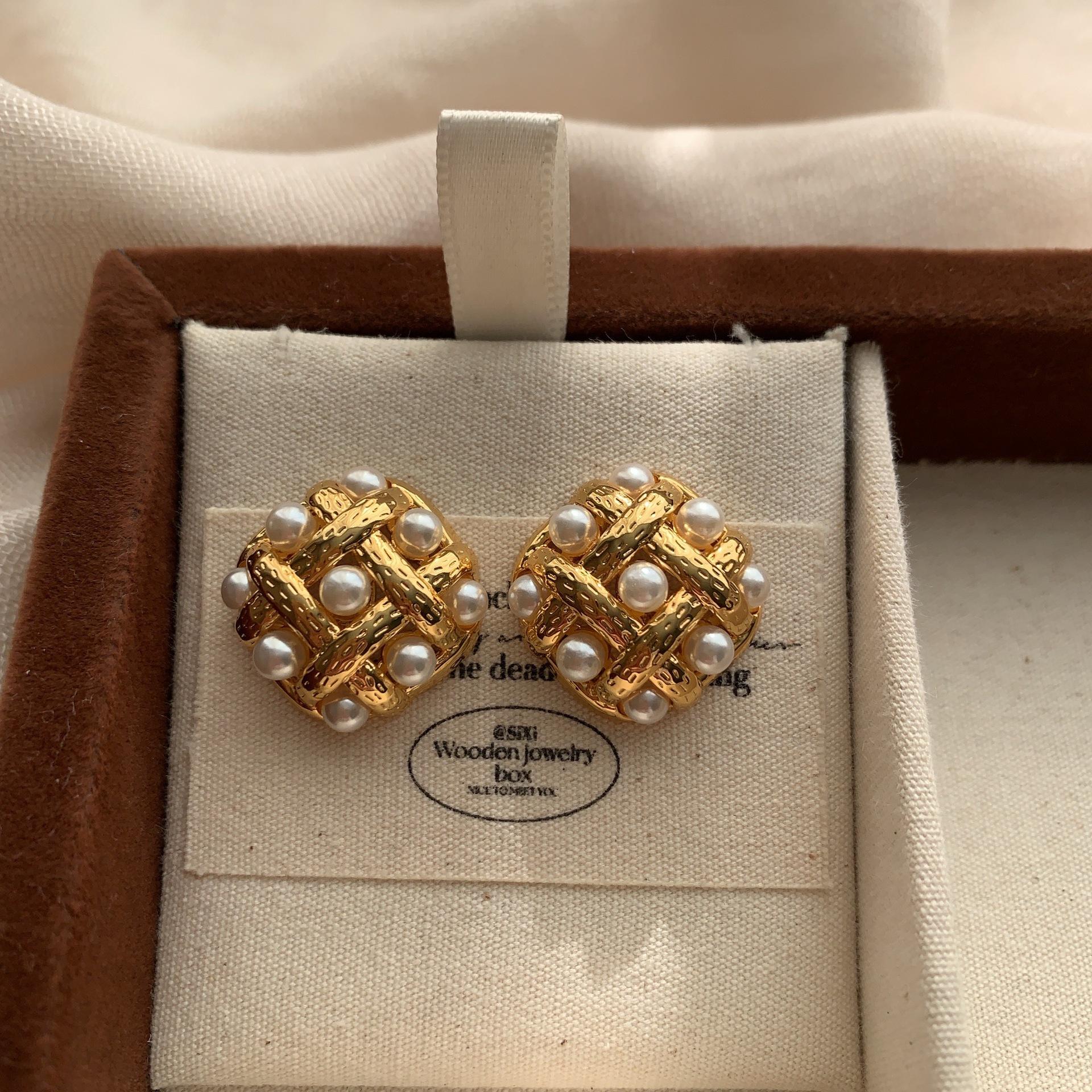 Square Woven Texture Pearl Stud Earrings Retro Elegant Exquisite Gentle Atmosphere Three-Dimensional Niche Versatile Earrings