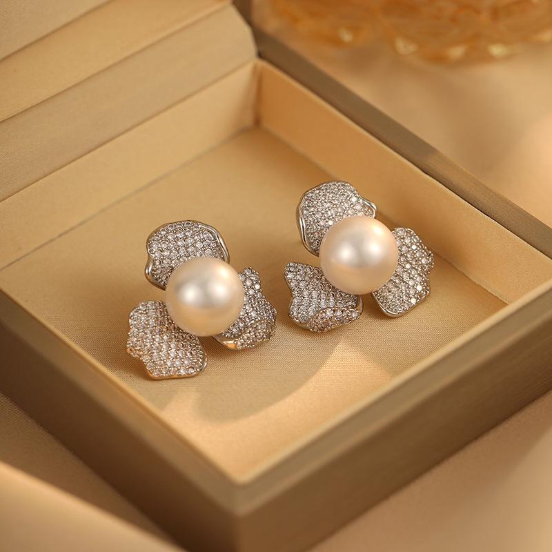 

Элегантные темпераментные серьги-гвоздики из серебра 925 пробы с бриллиантовыми лепестками, инкрустированные цирконием, цветочные серьги-гвоздики с жемчугом